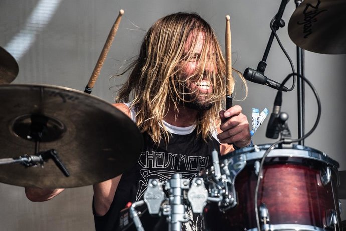 Mor Taylor Hawkins, baterista de Foo Fighters, abans d'un concert a Bogot