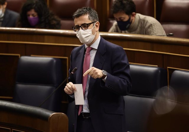 Archivo - El ministro de la Presidencia, Félix Bolaños, interviene en una sesión plenaria, en el Congreso