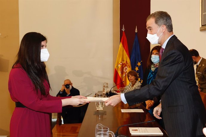 El Rey Felipe VI entrega sus despachos a las LXXIII promoción de la Escuela Diplomática