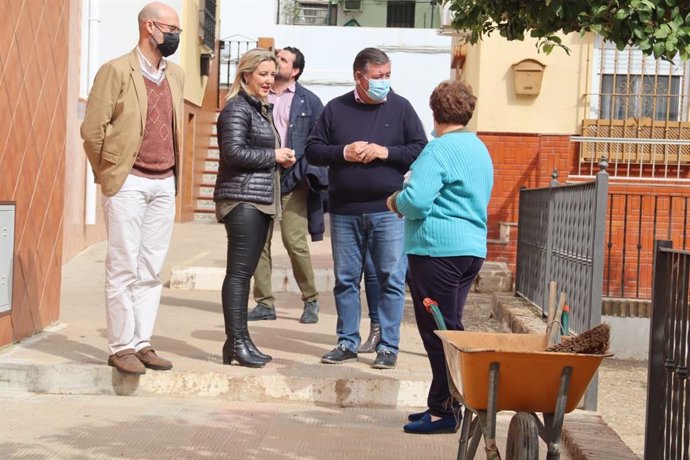 La alcaldesa de Alcalá, Ana Isabel Jiménez, visita las obras en la barriada Pablo VI.