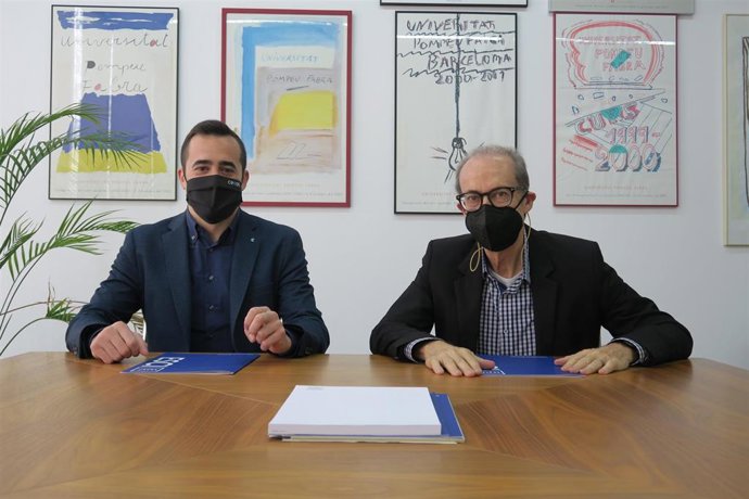 El secretario general de Cecot, Oriol Alba, y el director de la Escuela Superior de Comercio Internacional  Universitat Pompeu Fabra (ESCI-UPF), Albert Carreras, en la firma del convenio