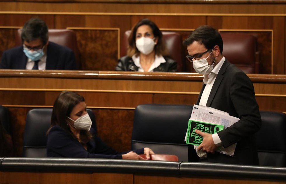 La ministra de Igualdad, Irene Montero, y el ministro de Consumo, Alberto Garzón