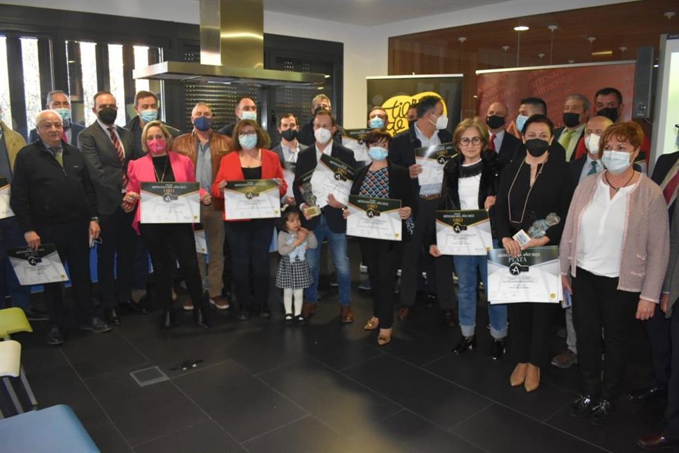 Foto de familia de los galardonados en los premios artesanos Tierra de Sabor.