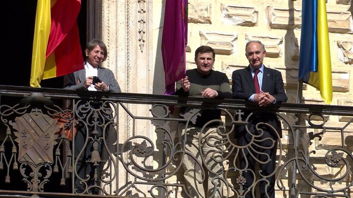 De izquierda derecha: Lyudmyla D. Zahvoyska, Ivan Sopushynkyy y Antonio Largo posan, con la bandera de Ucrania presente, en el balcón del Palacio de Santa Cruz.