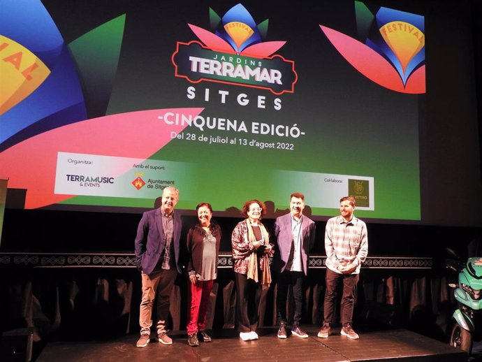 Presentació de cartell complet de la cinquena edició del Festival Jardins de Terramar de Sitges (Barcelona) amb l'alcaldessa del municipi, Aurora Carbonell, i el codirector del festival, Joan Ramon Rodríguez