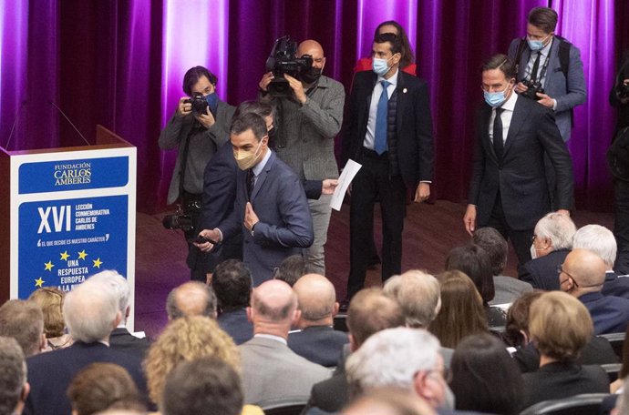 El presidente del Gobierno, Pedro Sánchez (i) y el primer ministro de Países Bajos, Mark Rutte (d), a su llegada a la presentación la XVI Lección Conmemorativa Carlos de Amberes, en el Auditorio del Museo del Prado, a 30 de marzo de 2022, en Madrid