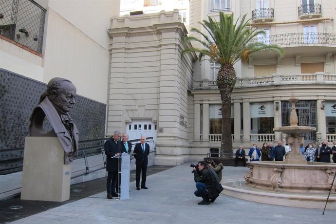 Fundación Ibercaja inaugura, en el patio de su sede central, la instalación del busto de Francisco de Goya, obra del artista Iñaki Rodríguez.