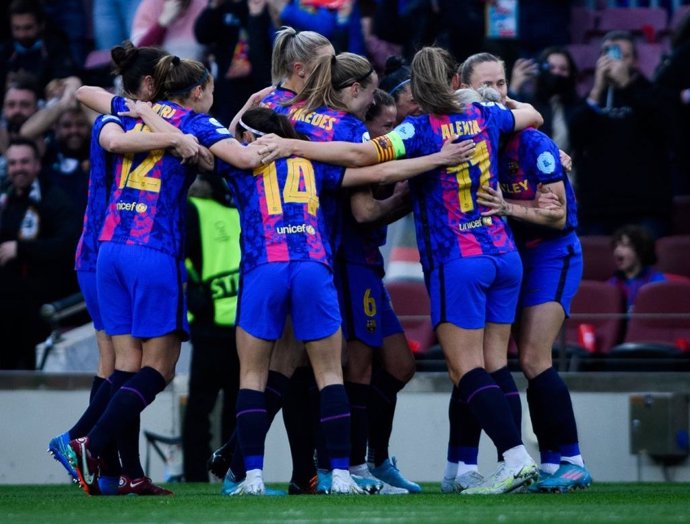 El FC Barcelona golea al Real Madrid y accede a semifinales de la Champions League femenina