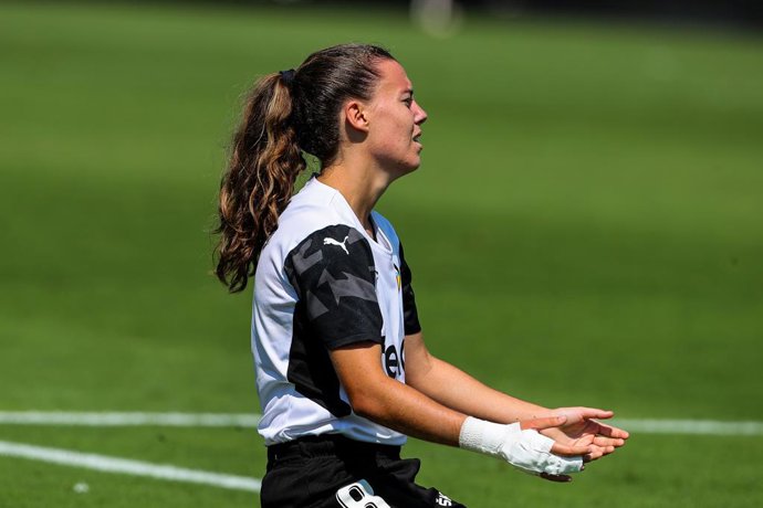Archivo - Candela Andujar of Valencia CF gestures during the Spanish League Womens  Iberdrola football match played between Valencia CF and Sporting Club de Huelva. In the Antonio Puchades Stadium in Paterna. On September 12, 2021. Valencia,