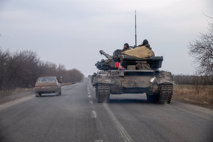 29 March 2022, Ukraine, Mariupol: A Russian tank drive along a road outside Mariupol. The battel between Russian/Pro Russian forces and the defencing Ukrainian forces lead by Azov battalion continues in the port city of Mariupol. Photo: Maximilian Clark