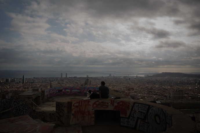 Un joven mira el paisaje en el mirador Turó de la Rovira, en Barcelona, Catalunya (España), a 16 de noviembre de 2020.  