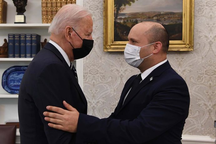 Archivo - HANDOUT - 27 August 2021, US, Washington: US President Joe Biden (L)meets with Israeli Prime Minister Naftali Bennett in the Oval Office at the White House. Photo: Avi Ohayon/GPO/dpa - ATTENTION: editorial use only and only if the credit ment