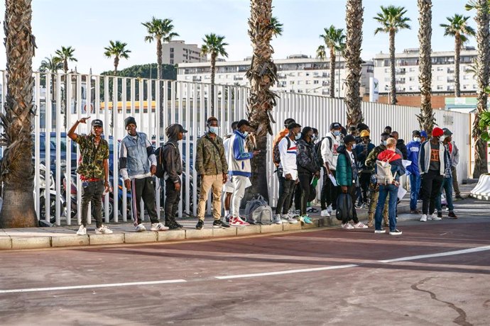 Un grupo de migrantes del CETI se dirigen a la península en acogida humanitaria