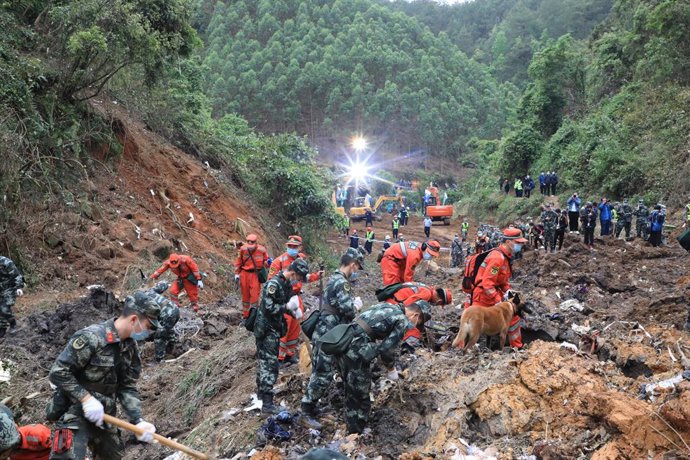 Trabajos de búsqueda y rescate tras el siniestro de un avión de China Eastern Airlines en el sur de China