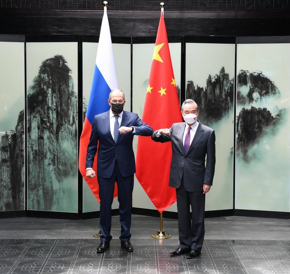 El consejero de Estado y ministro de Relaciones Exteriores chino, Wang Yi, sostiene conversaciones con el ministro de Relaciones Exteriores ruso, Sergei Lavrov, en Tunxi