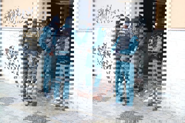 Agentes de la Guardia Civil en un registro en Palma