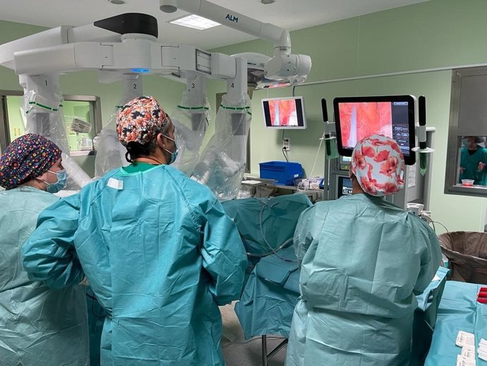 Parte del equipo de la Unidad de Cáncer Colorrectal del Hospital Clínico de Málaga en una intervención con cirugía robótica