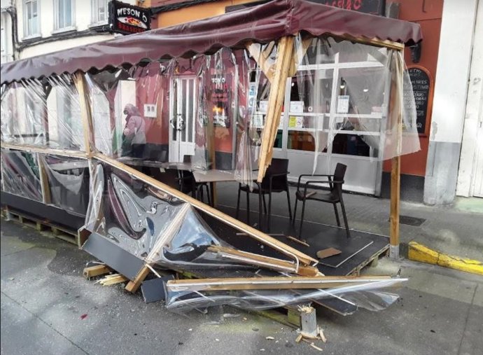 Terraza contra la que impactó un vehículo en Lugo conducido por un conductor ebrio.