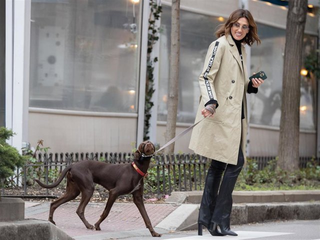 Nieves Álvarez, paseando a su mascota en su 48 cumpleaños