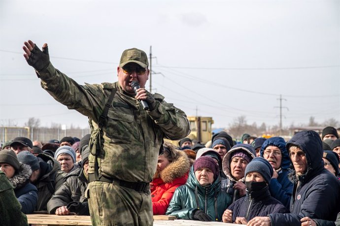 March 29, 2022, Mariupol, Ukraine: A Russian officer addresses crowds awaiting humanitarian aid at a distribution centre on the outskirts of Mariupol. The battle between Russian / Pro Russian forces and the defencing Ukrainian forces lead by Azov battal