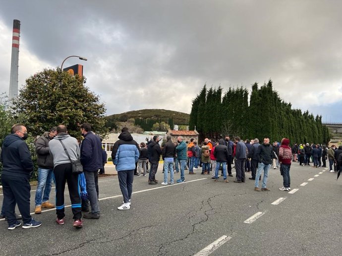 Trabajadores de las empresas auxiliares de la refinería de Repsol en A Coruña están concentrados desde las siete de esa mañana en las distintas puertas de las instalaciones