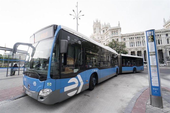 Archivo - Un autobús de la Empresa Municipal de Transportes (EMT), en la plaza de Cibeles