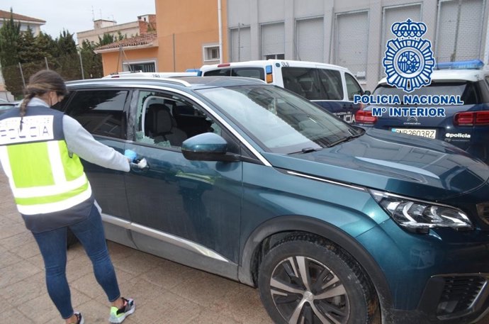 Uno de los vehículos forzados para robar en su interior