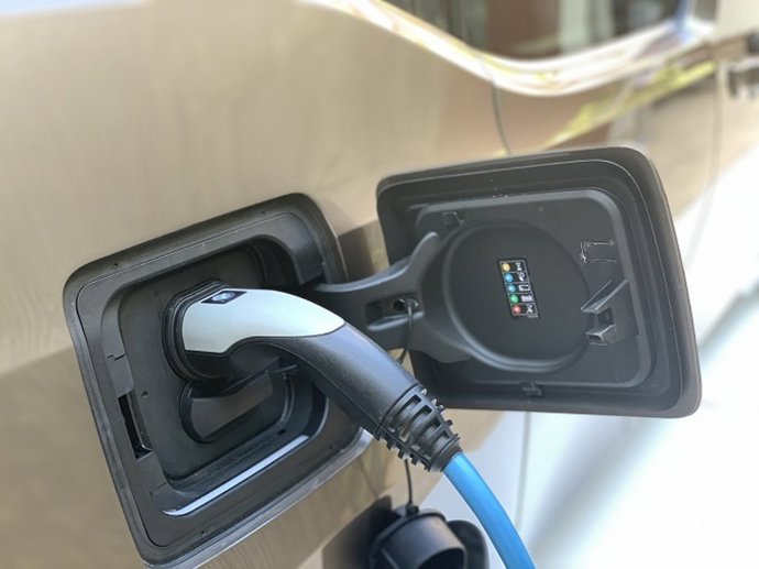 Archivo - Recurso de vehículo eléctrico cargando