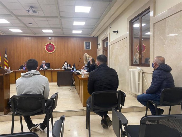 Los tres condenados por vender cocaína y cannabis en Palma durante la vista previa.