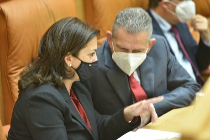 La presidenta del Gobierno, Concha Andreu, y el consejero de Hacienda, Celso González, al inicio del pleno parlamentario