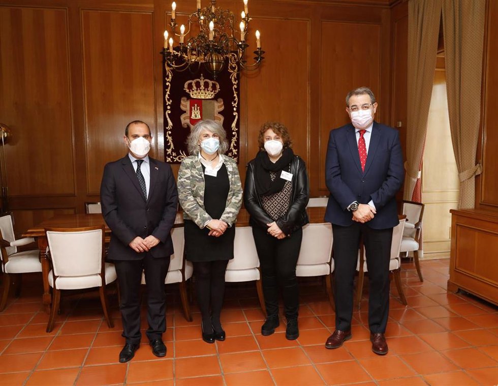 El presidente de las Cortes, Pablo Bellido, y el consejero de Sanidad, Jesús Fernández, con representantes de la SFC-SQM de C-LM.