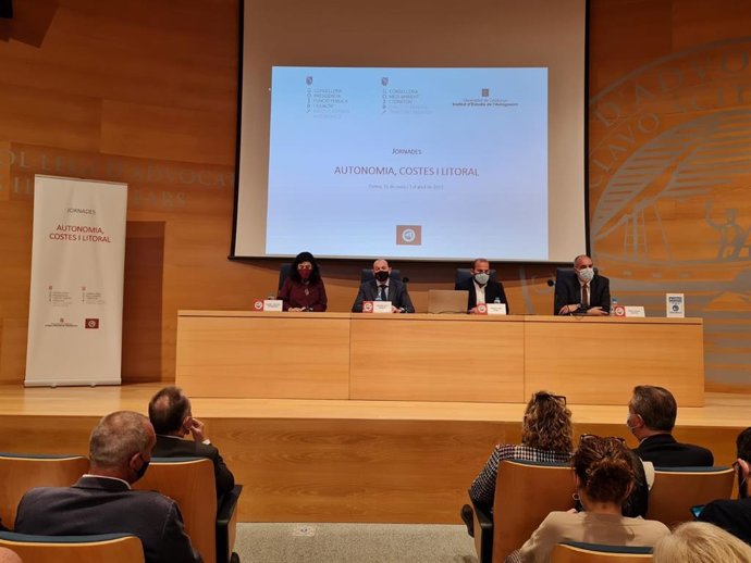 El conseller de Medio Ambiente y Territorio, Miquel Mir, durante la inauguración de la Jornada Autonomía, costas y litoral.