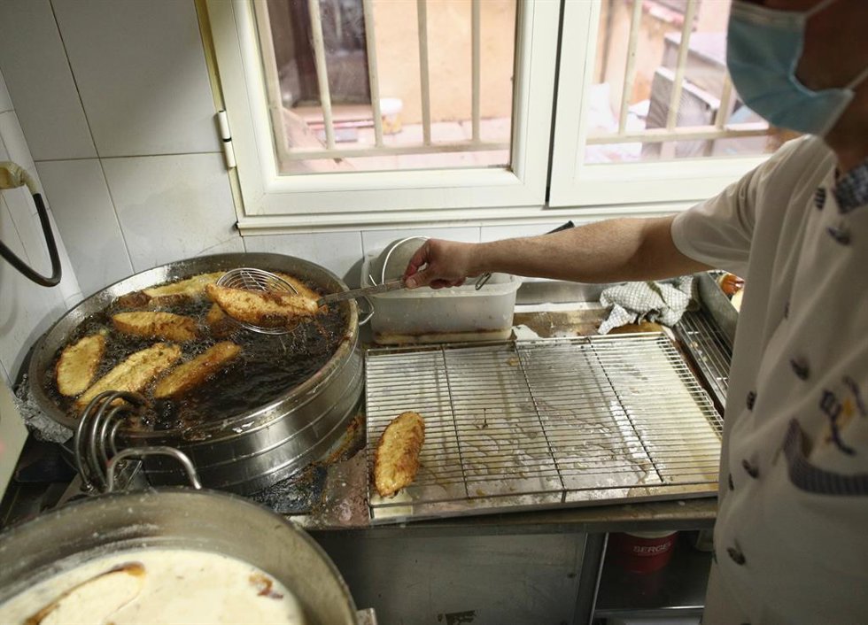 Archivo - Un trabajador elabora torrijas en la Pastelería El Riojano (C/Mayor, 10), en Madrid, (España), a 26 de marzo de 2021. Este postre, típico en la Cuaresma y la Semana Santa, consiste en una rebanada de pan que es empapada en leche o vino y, tras