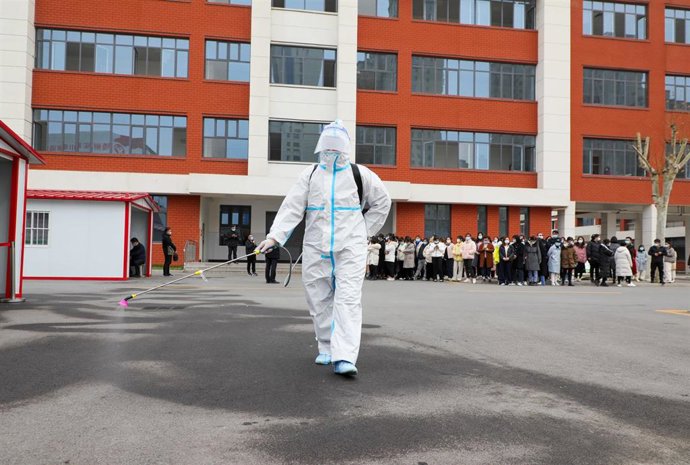 24 March 2022, China, Tengzhou: A worker sanitizes the ground at the experimental primary school in Tengzhou City. China reports 1,301 new locally transmitted cases of COVID-19. Photo: Song Haicun/SIPA Asia via ZUMA Press Wire/dpa