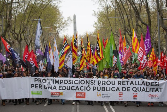 Imatge d'un grup de manifestants durant la vaga d'educació convocada pels sindicats Ustec.Stes, CCOO, UGT i CGT, entre d'altres.