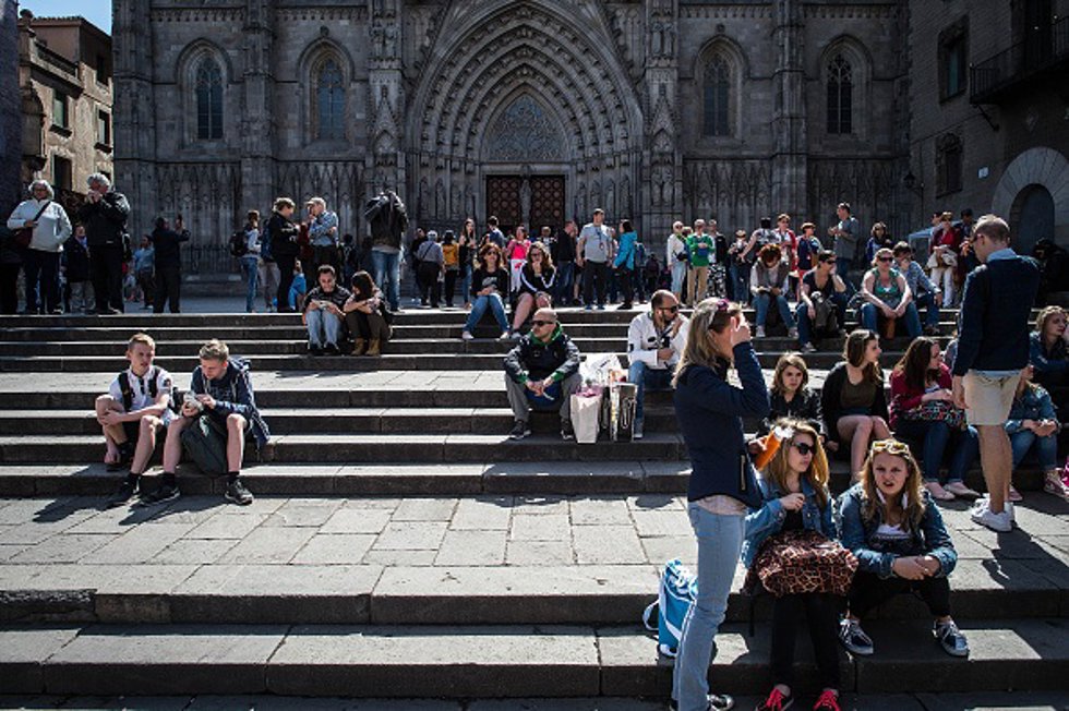 Archivo - Turistas en Barcelona.