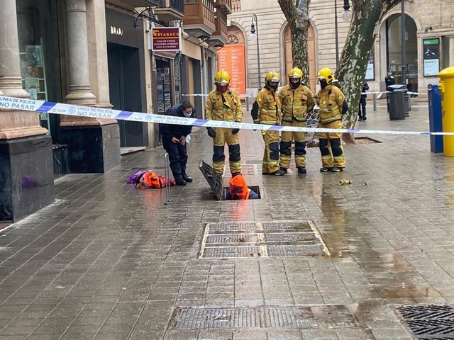 Imagen de los bomberos interviniendo en la posible fuga de gas