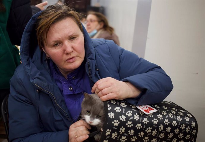 Una mujer refugiada con su mascota.
