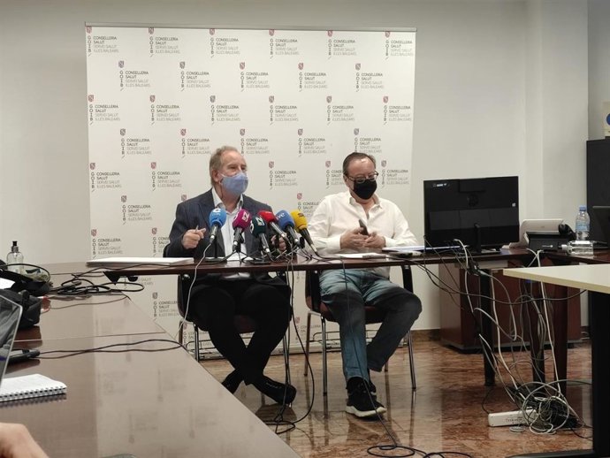 El director general del Servicio de Salud, Juli Fuster, y el subdirector de Atención Hospitalaria y Salud Mental, Francesc Albertí, en una rueda de prensa.