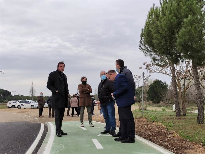 El alcalde de Valladolid, Óscar Puente, durante su visita a las obras realizadas en la Cañada Real.