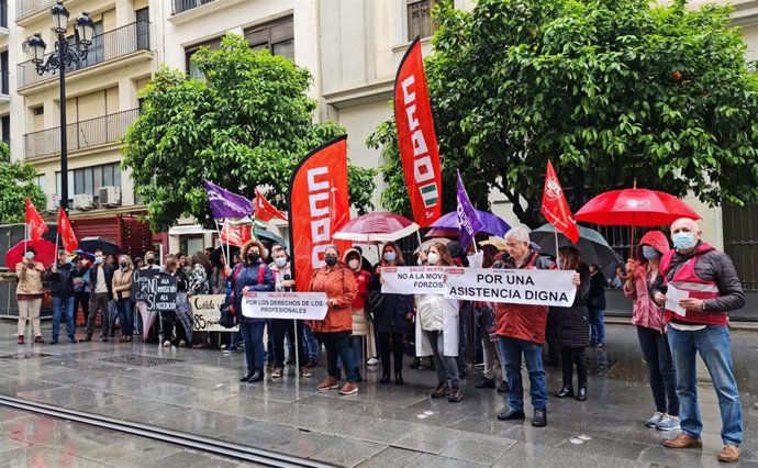 Concentración de profesionales de Psiquiatría de la provincia de Sevilla ante la sede del SAS en la Avenida de la Constitución.