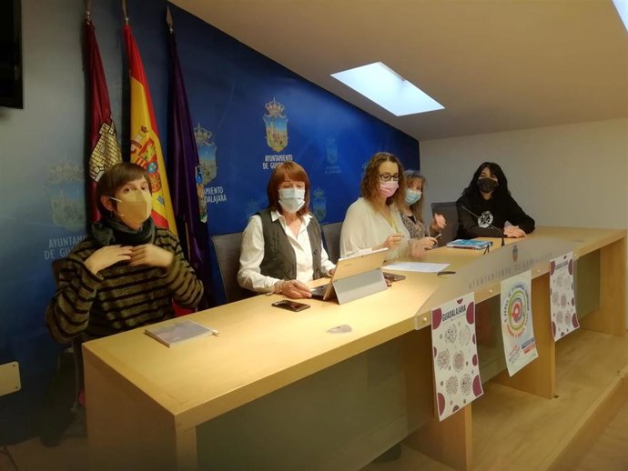 La concejala de Casco Histórico de Guadalajara, Sara Simón, junto a la concejala de Transición Ecológica, María Ángeles García.