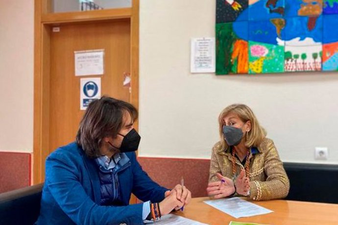 El director de Terra Natura Murcia, Gustavo Martínez, y la presidenta de Astrapace, Rosa García, suscriben el acuerdo