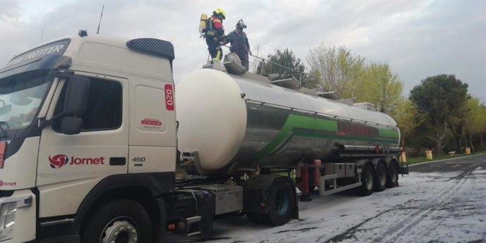Bomberos del CEIS Rioja atajan la fuga en un camión de mercancías peligrosas a la altura de San Felices en Haro