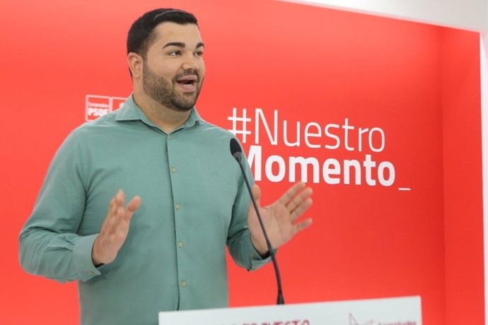 El secretario general de Juventudes Socialistas de Extremadura, Fede González, en rueda de prensa