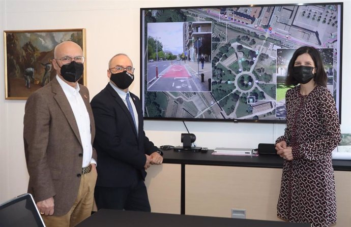 El consejero de Cohesión Territorial, Bernardo Ciriza, y el consejero de Universidad, Innovación y Transformación Digital, Juan Cruz Cigudosa, junto con la directora general de Transportes y Movilidad Sostenible, Berta Miranda.