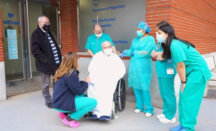El equipo de medicina intensiva de Vithas Madrid La Milagrosa lleva de paseo a José María Calvo, un paciente de UCI