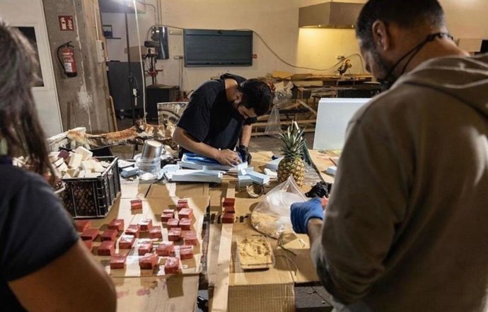 Archivo - Estudiantes de la Escuela Fernando Estévez elaboran parte de la escenografía de la ópera 'Florencia en el Amazonas'