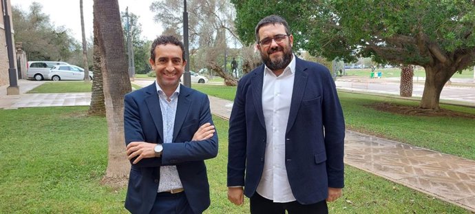 El senador de MÉS per Mallorca, Vicen Vidal, y el secretario autonómico de Universidad, Investigación y Política Lingüística, Miquel ngel Sureda.