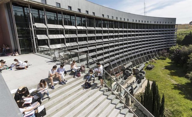 Archivo - Estudiantes en la Facultad de Telecomunicaciones de la Universidad de Cantabria